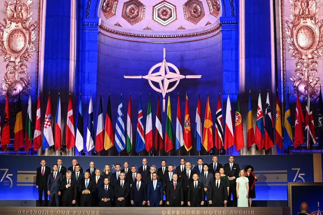 Imagen de publicación titulada Cumbre de la OTAN cambia el rol de alianza para la defensa en Europa para una organización militar y política para cercar a China.