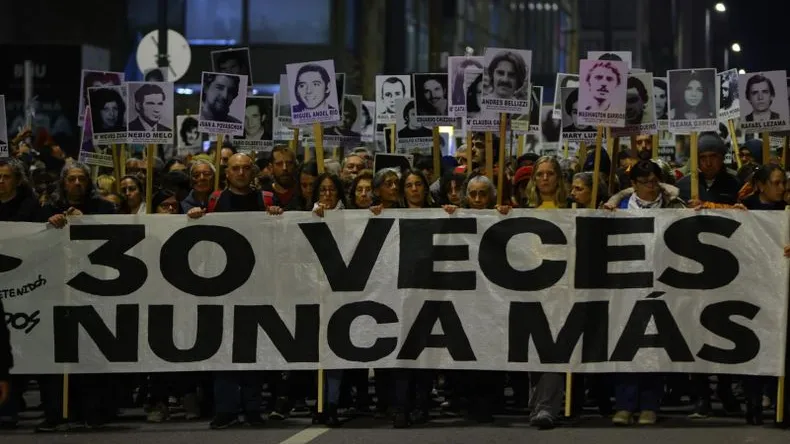 Imagen de publicación titulada Marcha del silencio en Uruguay: miles + 197