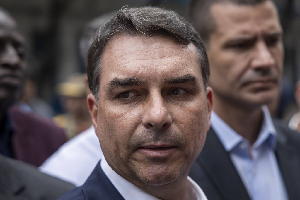 Imagen de publicación titulada ¿Por qué Flávio Bolsonaro se fugó de Brasil?