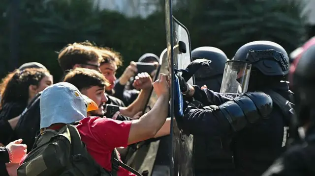 Imagen de publicación titulada Sobre las revueltas populares en Europa